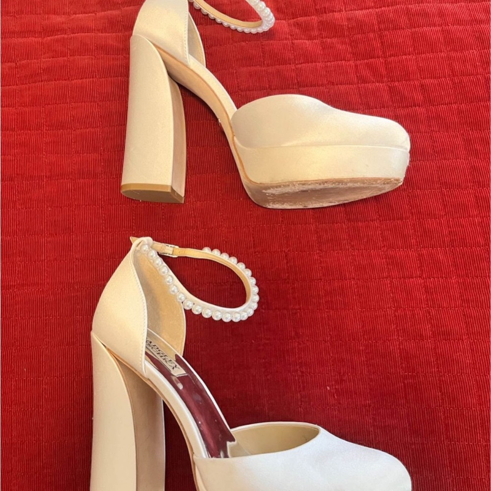 White Pearl Wedding Heels Badgley Mischka Platforms Size 9 - Picture 6 of 6